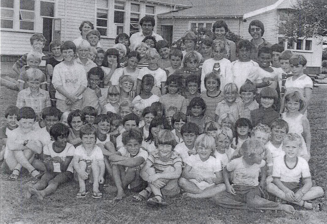 Pupils and staff of Matangi School 1985